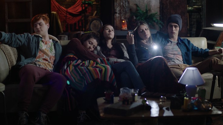 OS DRAGÕES - frame Direção de Foto BRUNO POLIDORO - os dragões Paulo Reginatto_Jacó, Juliana Zardo_Zéqui, Lóren Maite_Dani, Larissa Tres_Isa e Raphael Scarton_Mike em seu galpã